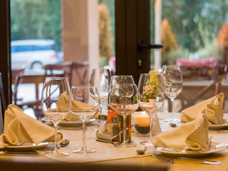 Nu calci fata de masa