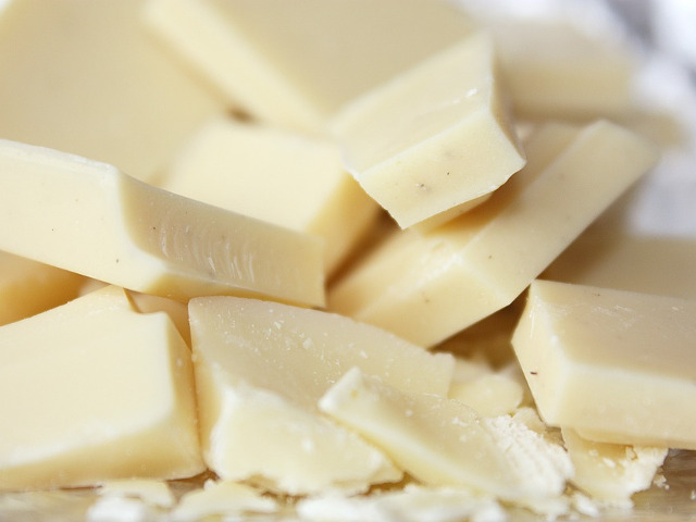 Ciocolata alba nu este tocmai ciocolata, intrucat nu contine cacao