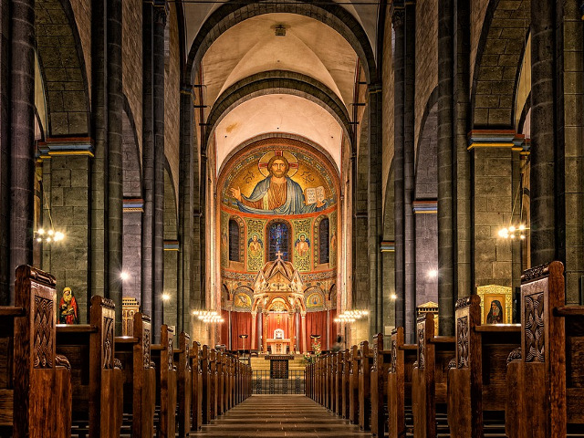 Crestinismul reprezinta cea mai mare religie din lume, cu peste 2,4 miliarde de adepti, aproximativ o treime din populatia totala