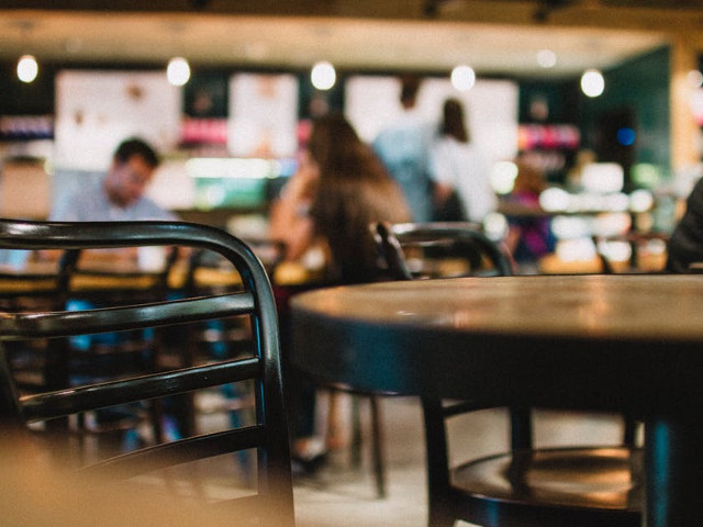 In Franta exista o cafenea in care daca nu spui "buna" si "te rog", vei plati mai mult pentru fiecare ceasca de cafea