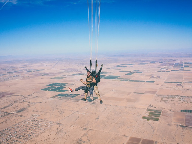 Cand deschizi parasuta, aceasta nu te va trage in sus; este doar o iluzie optica