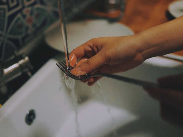 Sa te apuci de curatenie si spalat vasele in timp ce invitatii sunt inca la petrecere