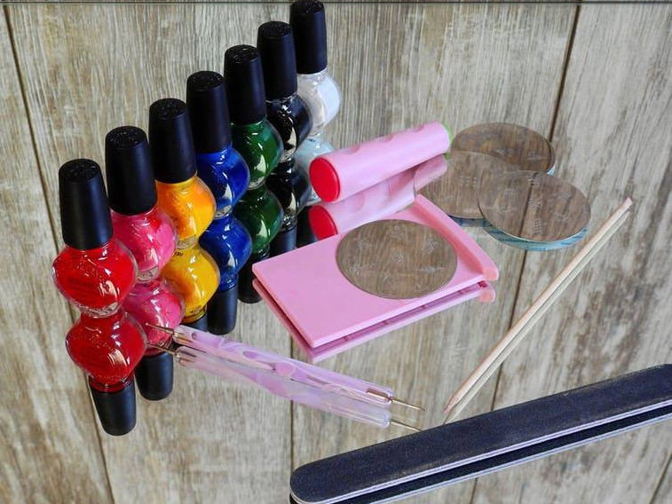 Folosirea acetonei pentru diluarea lacului de unghii