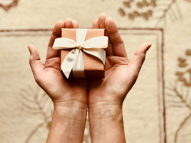 Un coleg doreste sa contribui la un cadou pentru un alt coleg pe care nu il cunosti prea bine