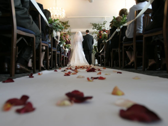 O ruda indepartata vrea sa aduca mai multi prieteni la nunta ta