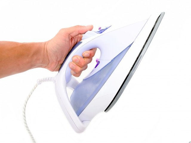 Folosirea fierului de calcat pentru a praji paine