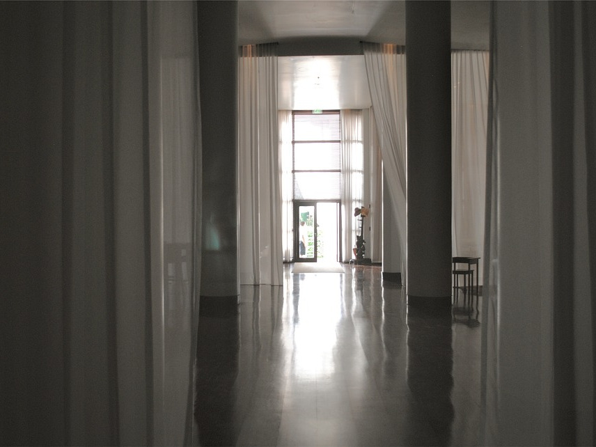 Puteti prinde draperiile cu ajutorul umeraselor