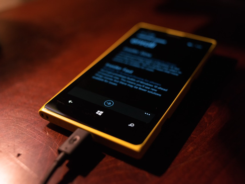 Utilizați televizorul pentru a încărca telefonul