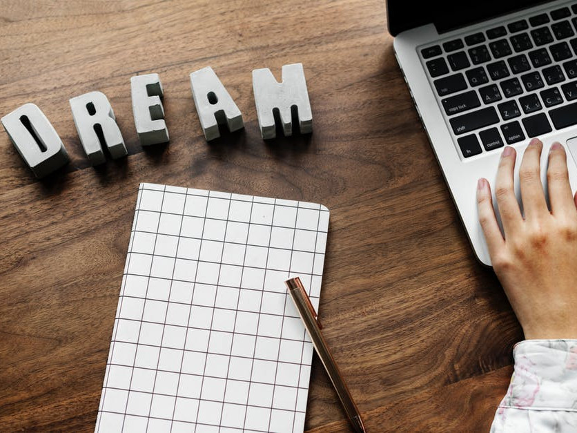 Faceti distinctia dintre "a avea" si "a fi"