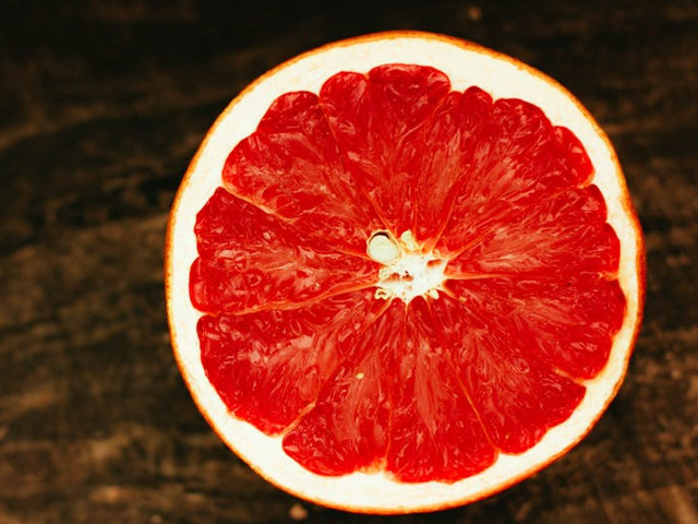 Combinatia de grapefruit si sare poate curata calcarul