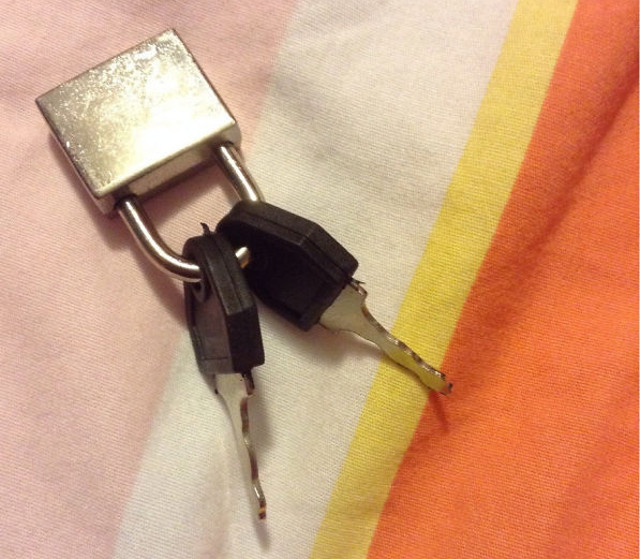 S-a asigurat ca nu pierde cheile si... le-a pus lacat