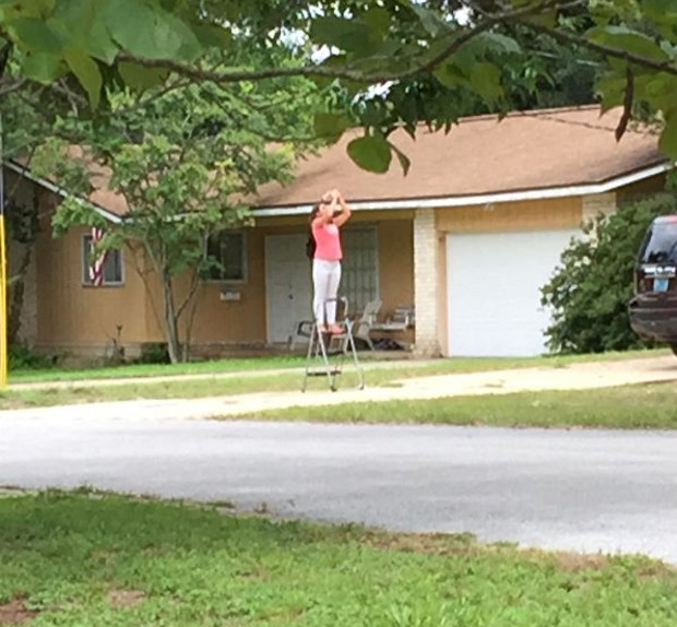 S-a suit pe scaun sa vada mai bine eclipsa