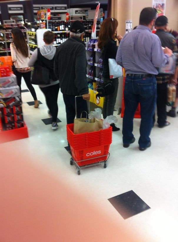 Probabil a vrut sa faca foarte multe cumparaturi si s-a gandit sa ia toate cosurile