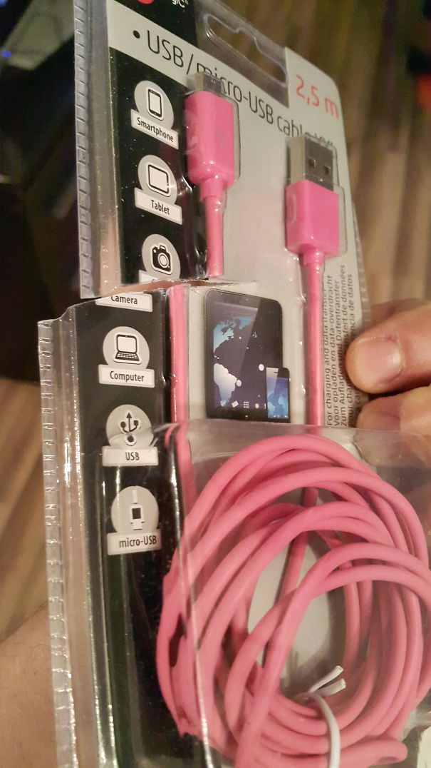 Nu s-a descurcat prea bine la a scoate cablul din ambalaj