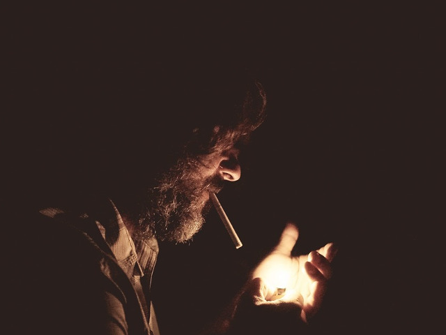 Motivul pentru care baile avioanelor sunt inca dotate cu scrumiere, desi fumatul este interzis