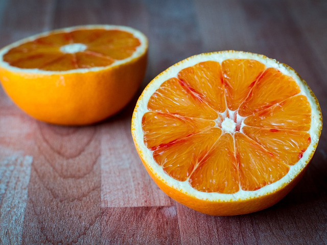 Culoarea portocalelor a fost data dupa fruct, nu invers