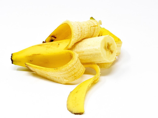 Folosirea cojilor de banane pentru a face hartie si tesaturi