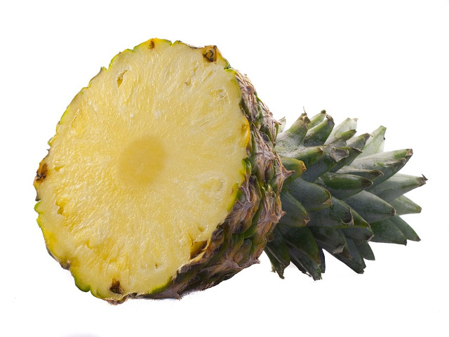 Ananasul nu este un fruct, ci un grup de boabe contopite in jurul unei tulpini.