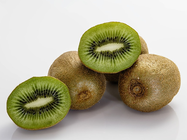 Kiwi contine mai multa vitamina C decat portocalele