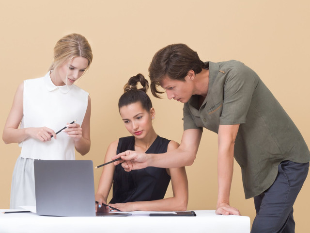 Nu mai lucreaza la fel de eficient cu echipa, in schimb isi delega atributiile altor colegi