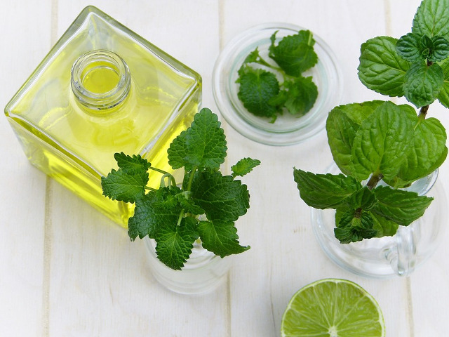 Aplica ulei de menta pe abdomen