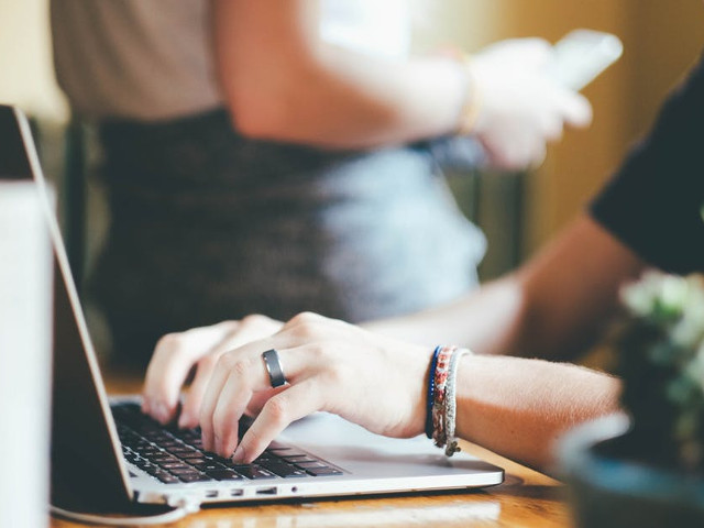 Acel moment in care vorbesti despre cineva si afla intr-un mod nu tocmai adecvat