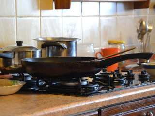 Indeparteaza grasimea de pe oale si tigai