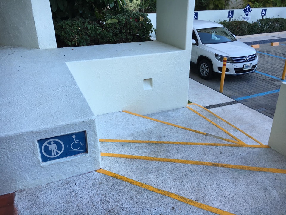 De neconceput: o rampa pentru persoane cu dizabilitati diferita