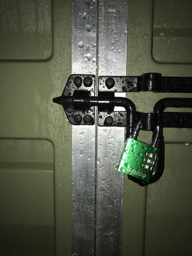 Nimeni nu va indrazni sa se apropie de aceasta usa