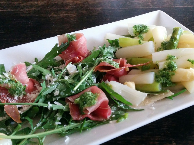 Sparanghel la gratar cu parmezan ras