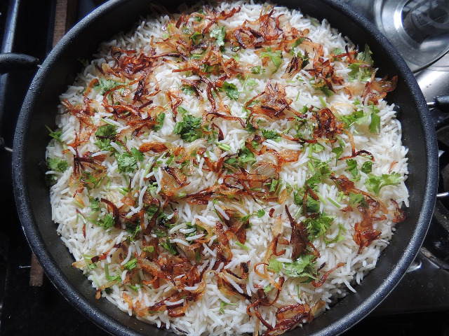 Orez salbatic cu ceapa caramelizata