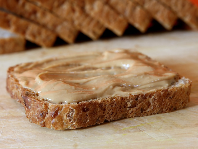 Paine integrala cu unt de arahide
