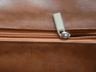 Ajuta la deblocarea fermoarelor