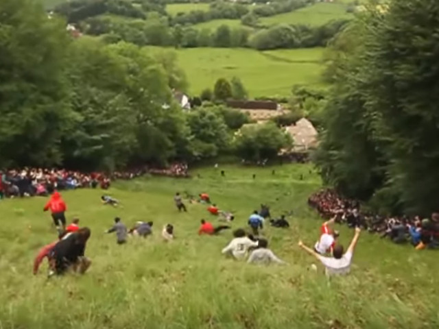 Concurs de alergat dupa o bucata de branza