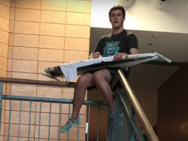 Competitie de calcat haine in locuri extreme