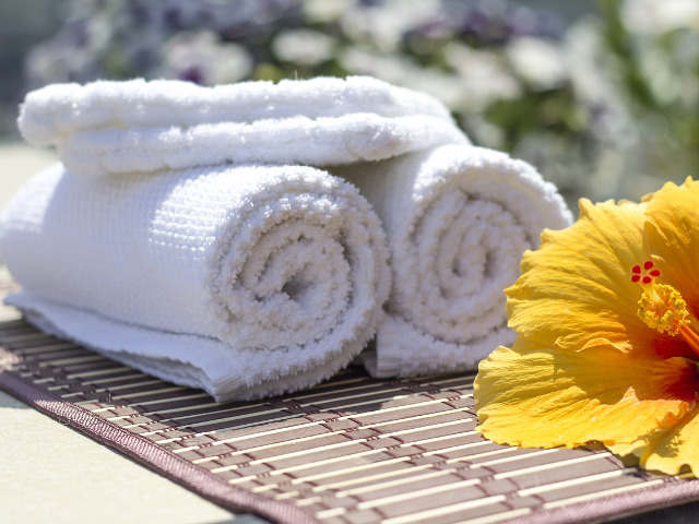 Uscarea parului cu un prosop