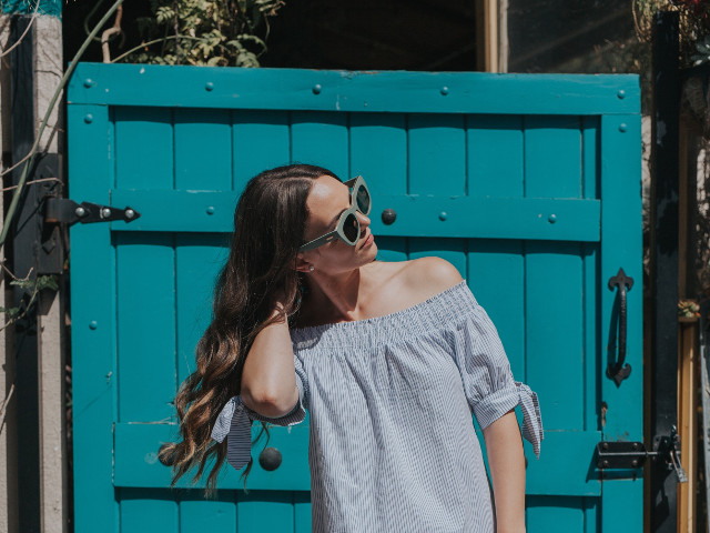 Bluze lasate pe umeri