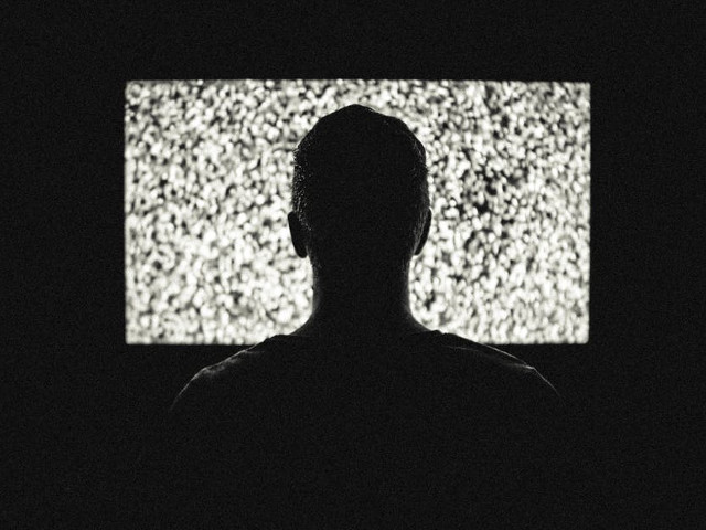 Te uiti la televizor noaptea