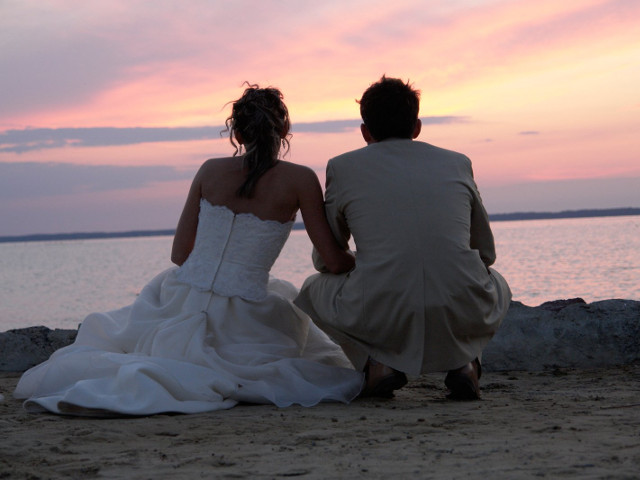 "Cu cat avem mai putin, cu atat dam mai mult. Pare absurd, dar aceasta este logica dragostei" (Maica Tereza)