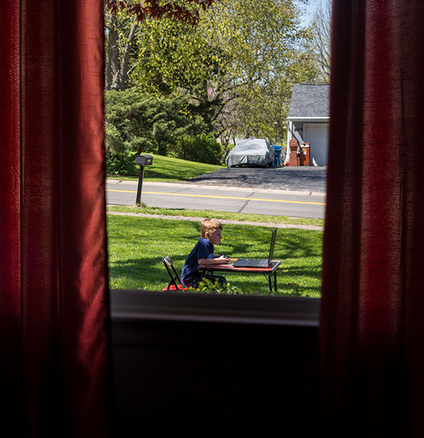 Un copil caruia i s-a spus ca e prea frumos afara ca sa se joace in casa a gasit solutia