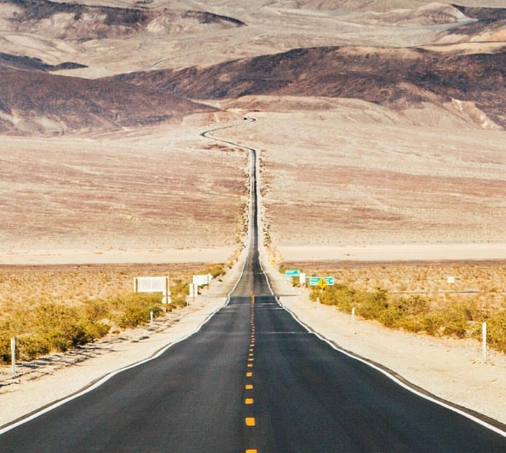 Drumul spre Death Valley (n.r Valea Mortii), California