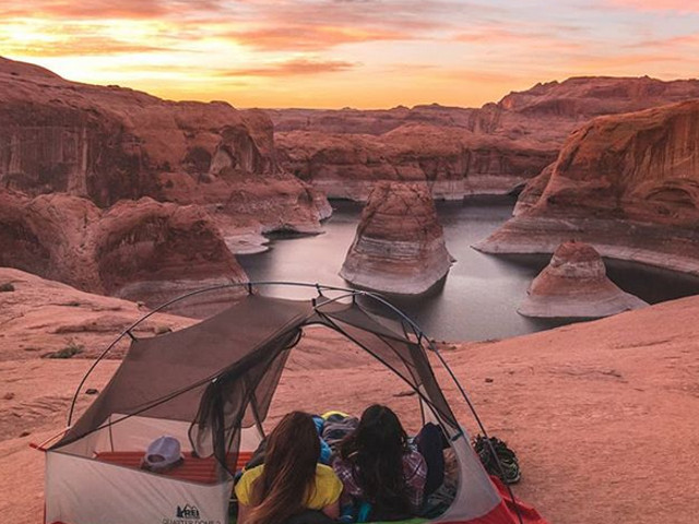 Locul in care este amenajat cortul ofera un apus de soare spectaculos