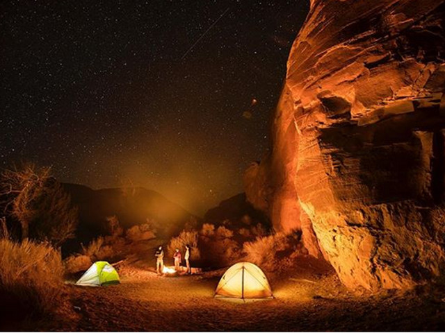 Privita din cort, chiar si noatea arata diferit