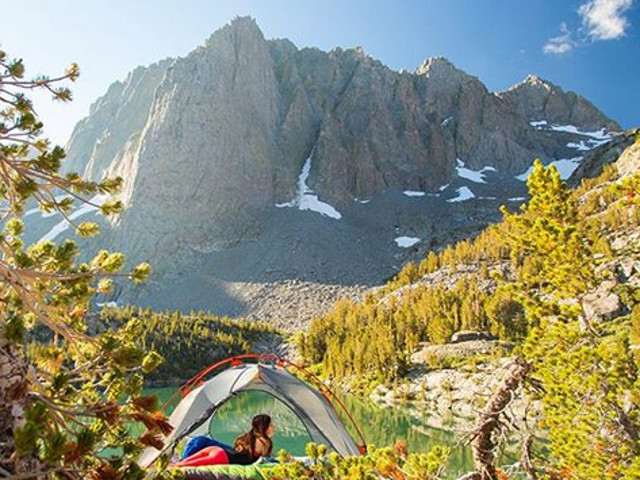 Aceasta imagine este dovada ca a merge cu cortul este o idee geniala