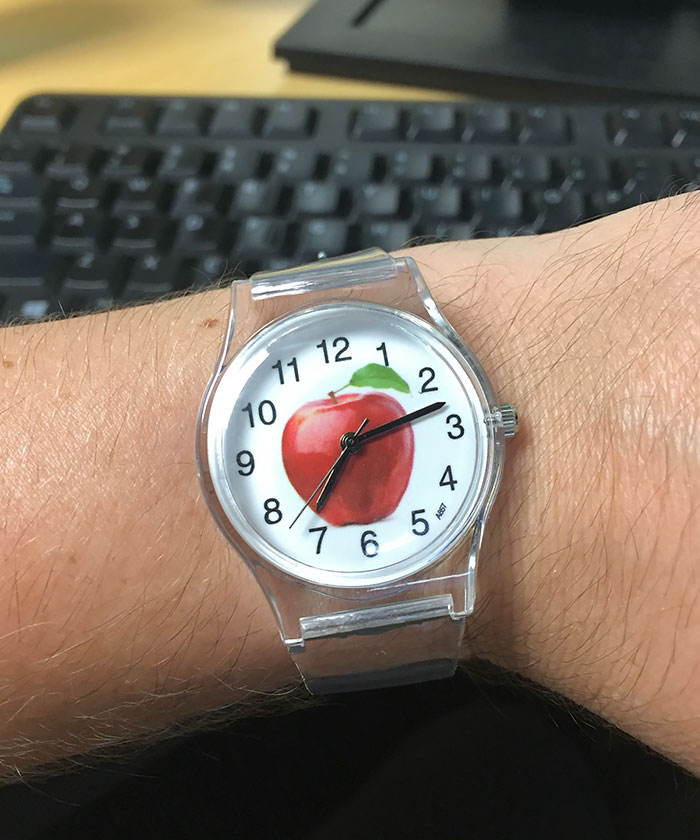 A cerut un ceas "Apple" (n.r mar) de ziua lui, de la parinti. A primit asta
