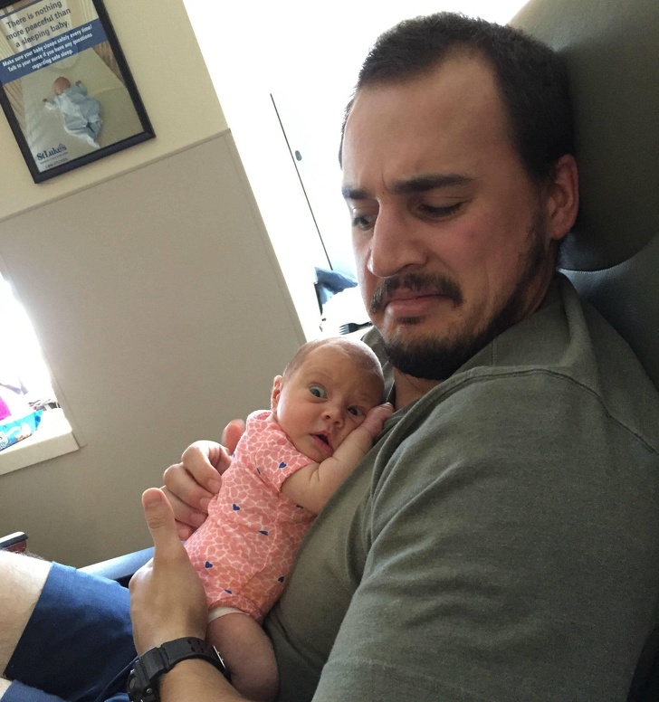 Cu totii sunt putin speriati in prima zi a noului membru din familie