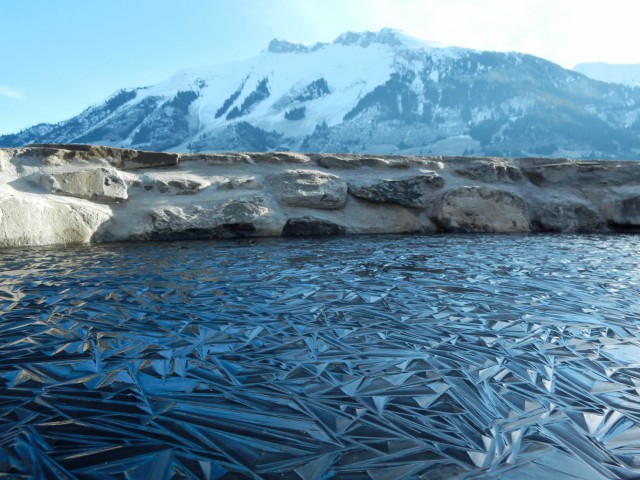 Lac inghetat intr-o forma ciudata