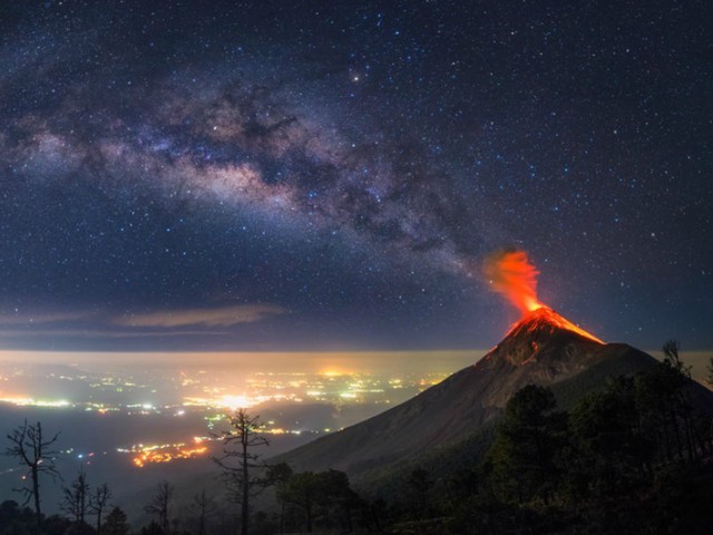 Calea Lactee parand ca erupe dintr-un vulcan