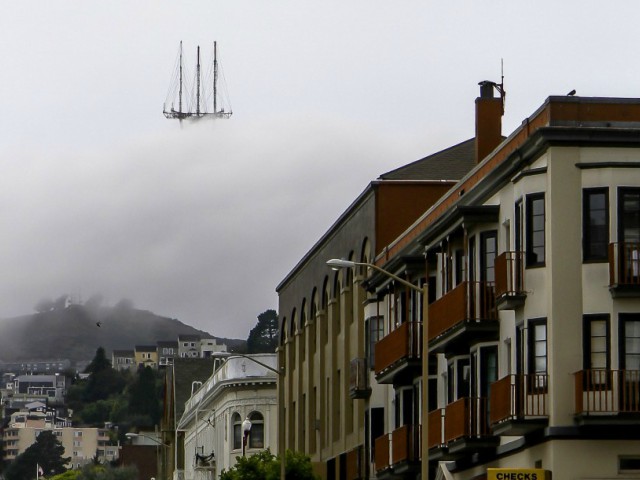 Varful tunrului Sutro din San Francisco pare ca este un vapor plutind