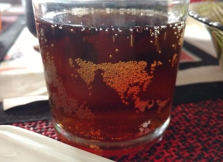 Bulele din pahar par sa fi format harta Europei si a Asiei